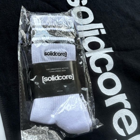 solidcore grippy socks + solidcore towel - Picture 6 of 7